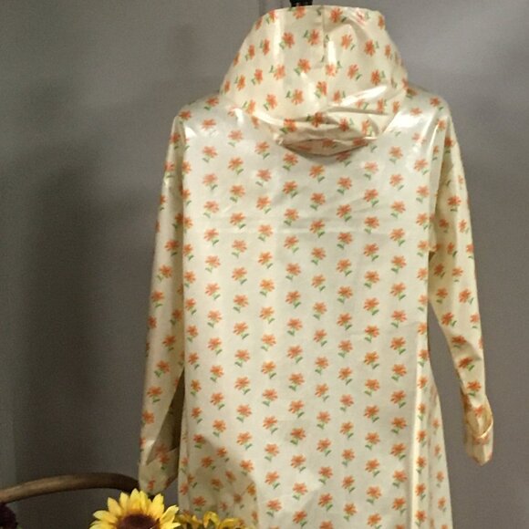 Waterproof Button Up Hooded Raincoat - Picture 4 of 8